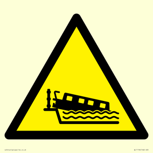W519 Warning: Grounding narrow boat on lock cill